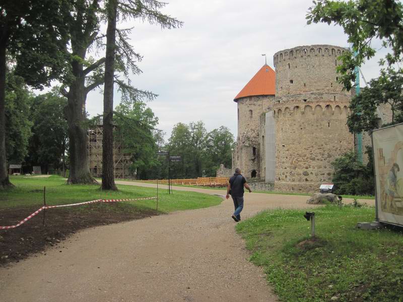 Внутренний двор замка. Вид через дырку в воротах.
