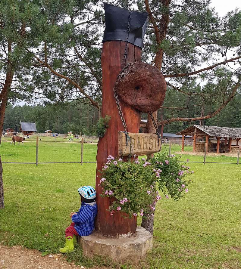 Дамиан на фоне зоопарка Ракши