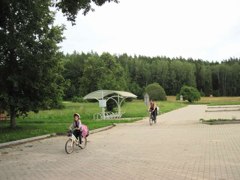 Дариана и Андриана с Дамианом подъезжают