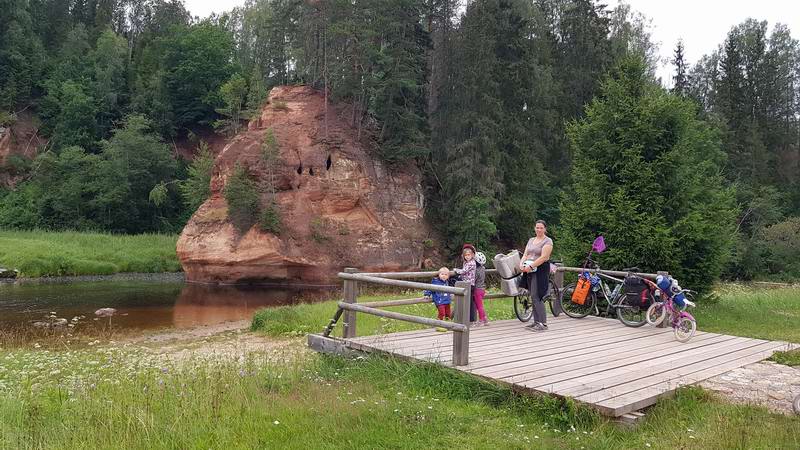 Дети с Андрианой на фоне утёса Звартас