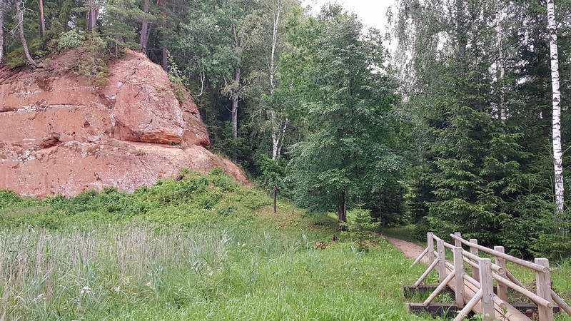 Наша поляна окружена скалами