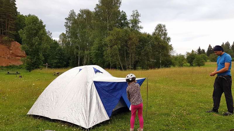 Ставим с Илианой палатку
