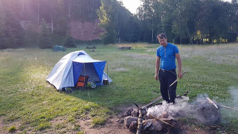 Сергей Мезенов разводит костёр утром