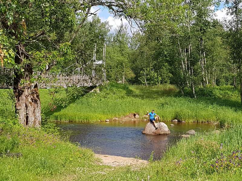 Сергей Мезенов на камне посередине реки Аматы