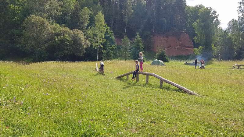 Дети играют на детской площадке с соседским мальчиком