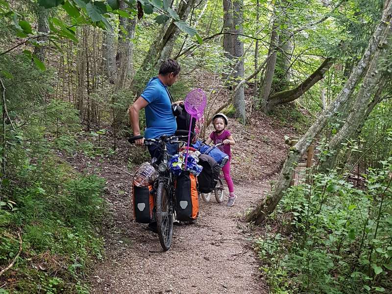 Едем по тропе вдоль Аматы