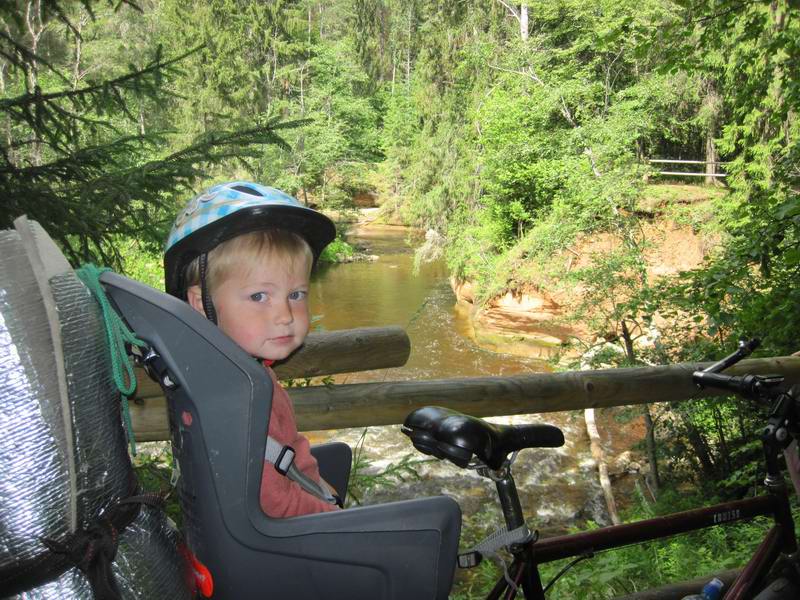 Дамиан на фоне реки Аматы