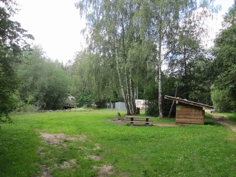 Туристическая стоянка 'Амата'. Здесь кончается тропа и начинается дорога