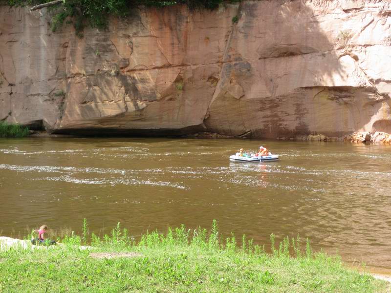 По Гауе сплавляются лодочники