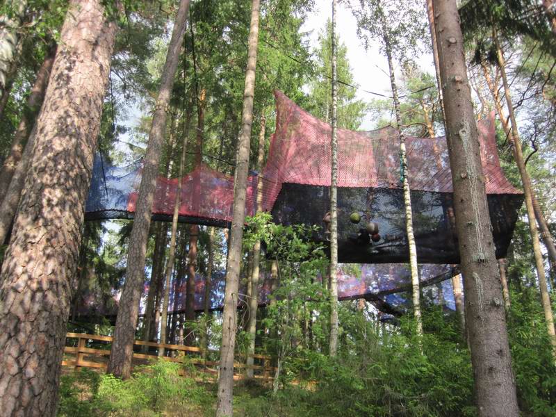 Какой-то детский парк развлечений в Лигатне. Вид из окна велосипеда