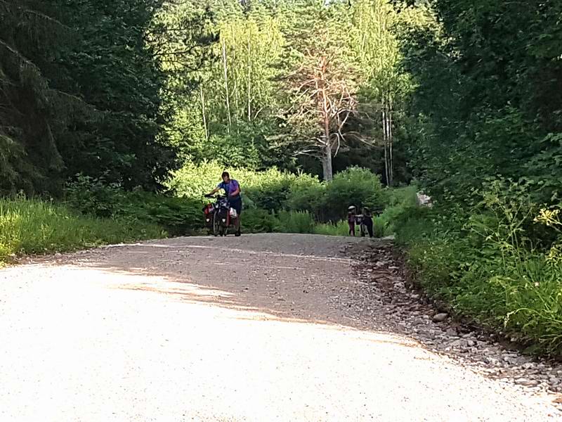 Поднимаемся в горку. Дорога песчаная, велы вязнут...