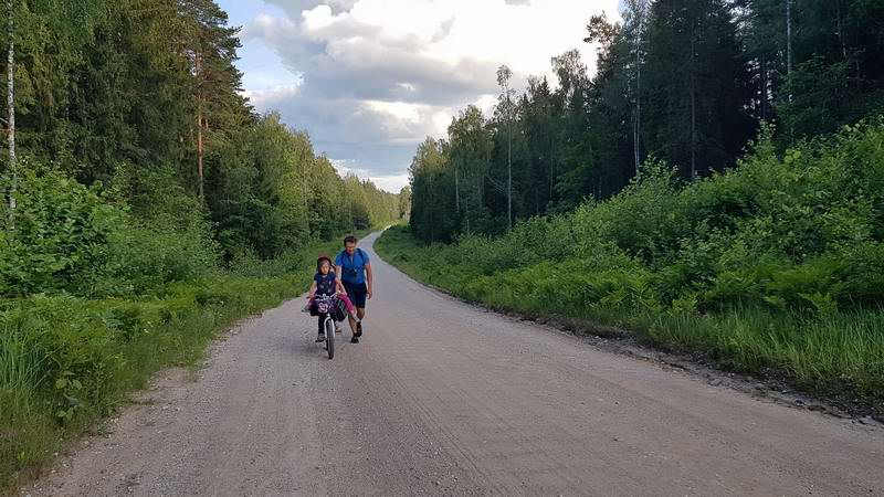 Дорога постоянно идёт в гору. Сергей помогает девочкам заехать наверх