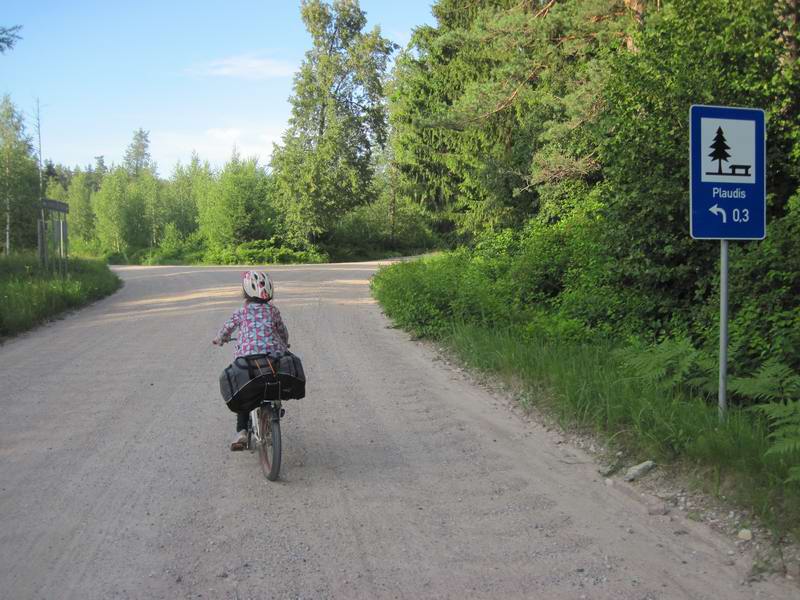 А мы едем к озеру Плаудис