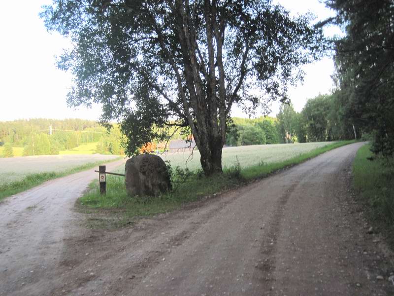 Камень на развилке дорог в Вестуре. Мы поехали направо