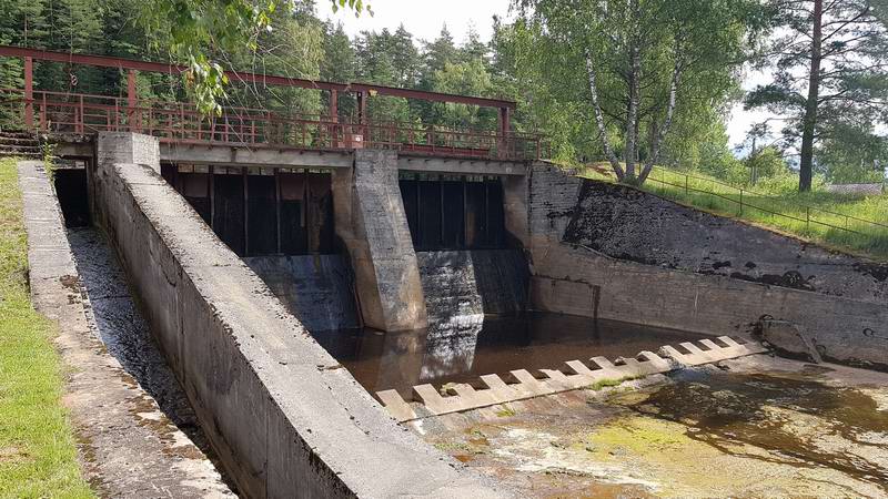 Водосброс плотины электростанции