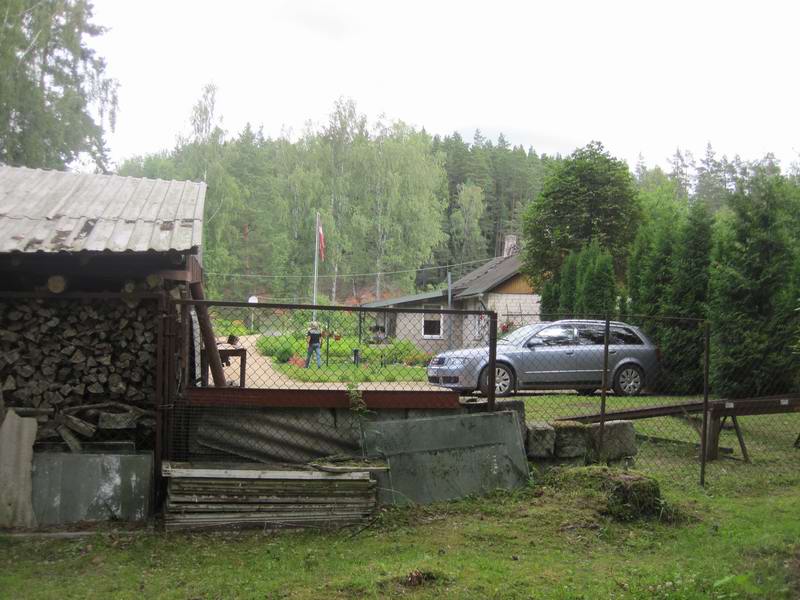 В этом доме живут бабушка, которая угостила нас картошкой и зеленью с огорода, и дедушка, который обслуживает электростанцию