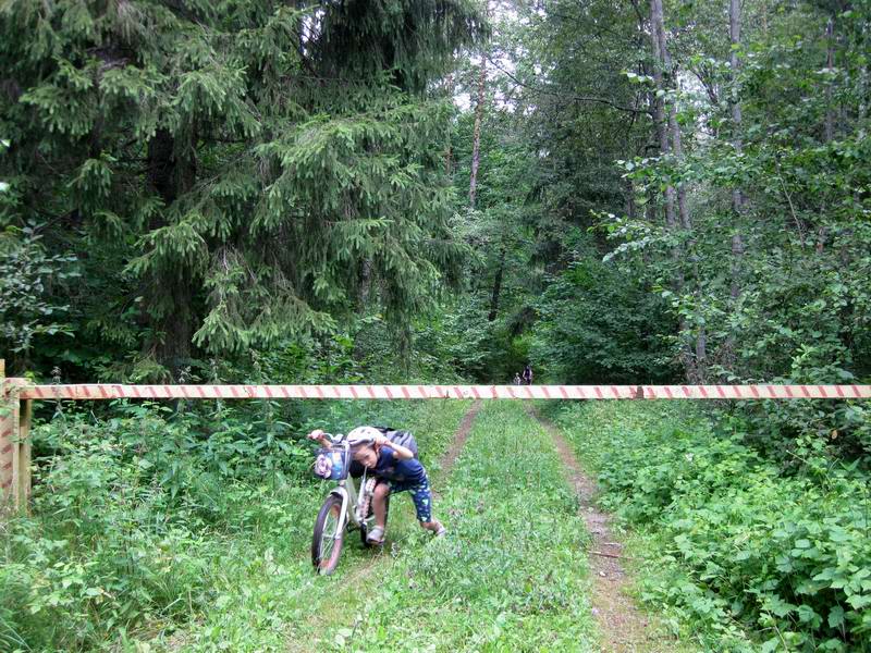 Проезд к ГЭС закрыт шлагбаумом, но для нас это не помеха