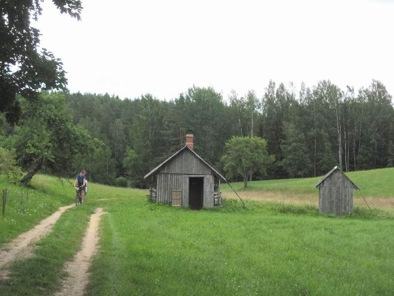 Едем мимо сараев в посёлке Варшавас