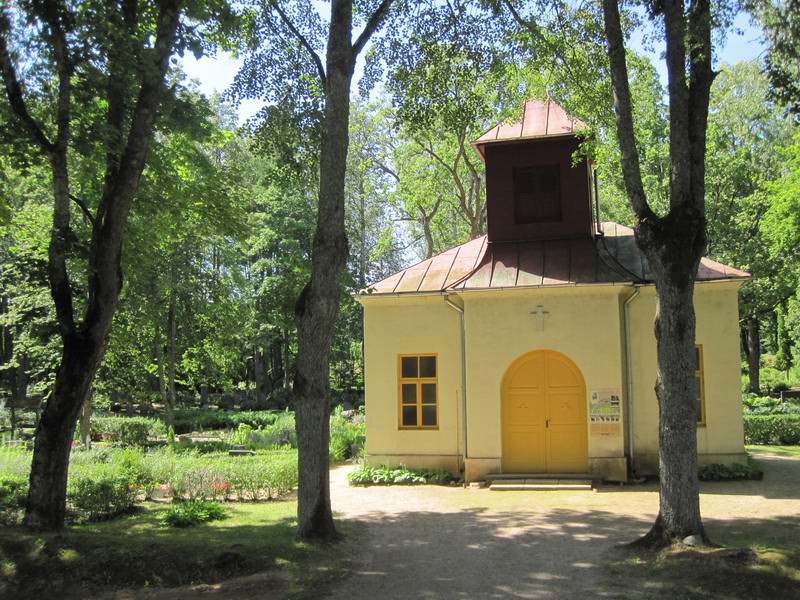 Церквушка при кладбище на въезде в Турайду