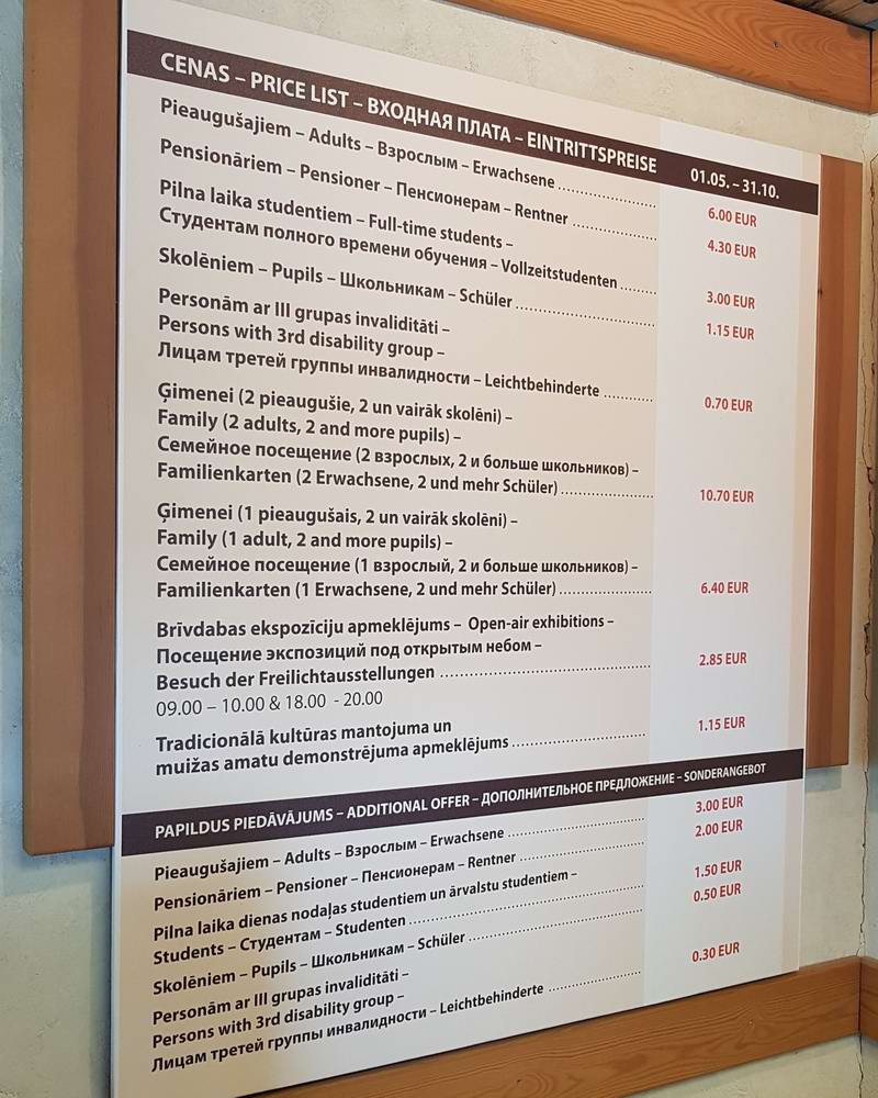 Ценник. Мы купили семейный билет за 10.70 евро