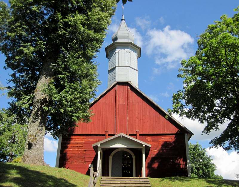 Деревянная церковь по дороге от касс к замку