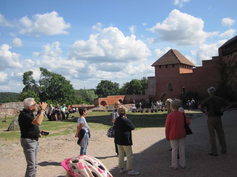 Во дворе замка много туристов
