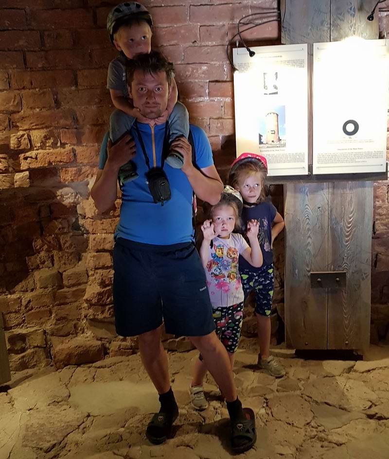Папа с детьми в башне Турайдского замка