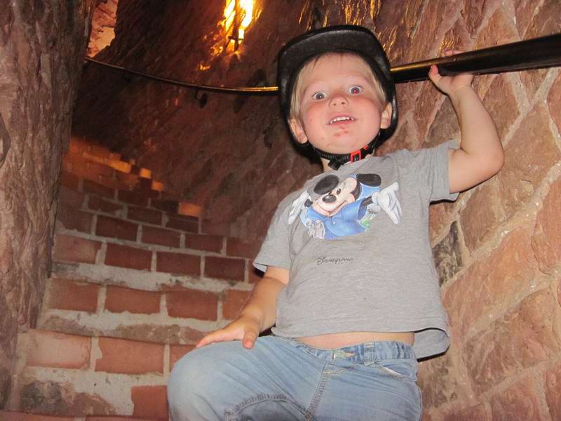 Дамиан поднимается по винтовой лестнице на башню