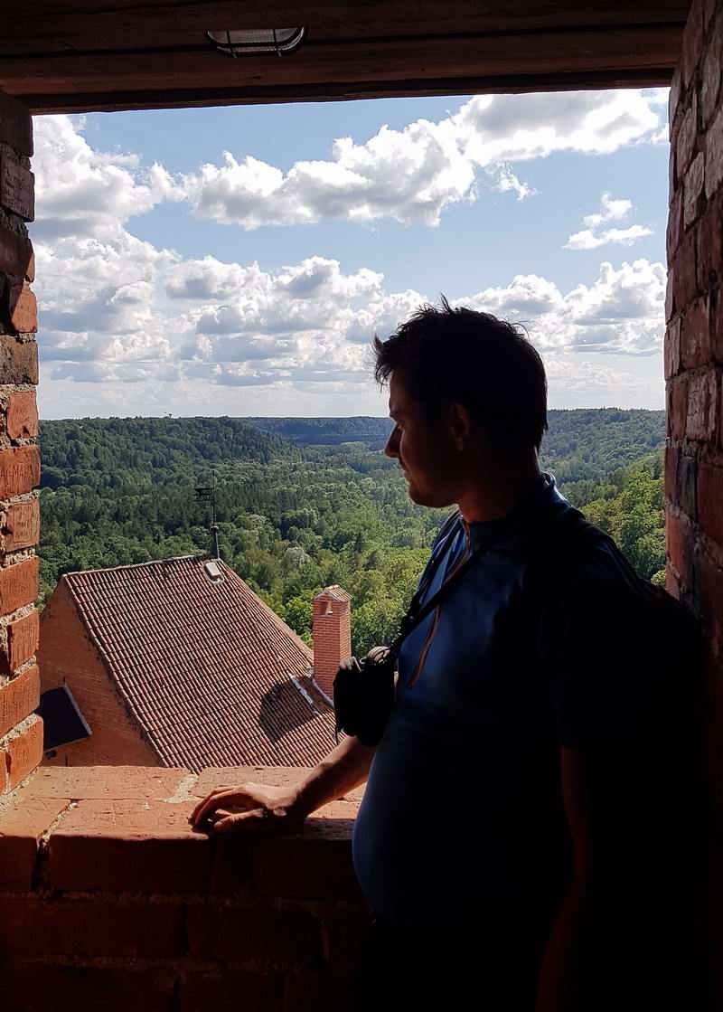 Сергей Мезенов любуется пейзажем с башни