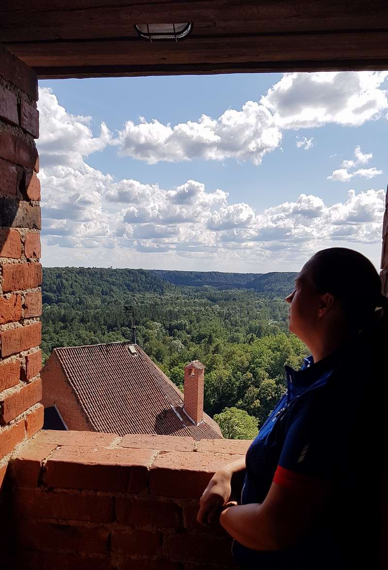 Андриана любуется пейзажем