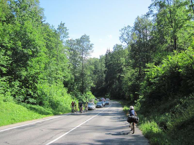 А навстречу - велогоны. Пока мы смотрели достопримечательности, они так и катались из Сигулды в Турайду и обратно по крутым склонам долины Гауи
