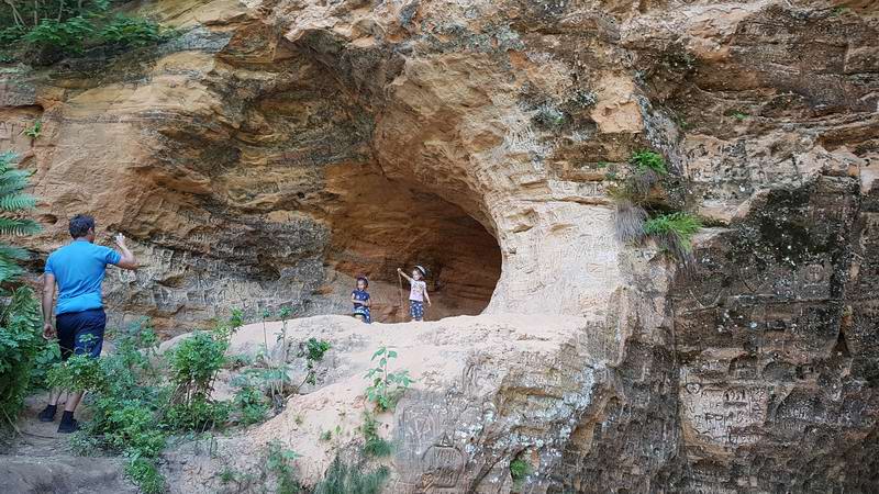 Чуть повыше - ещё одна пещера