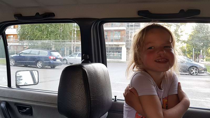 Илиана в машине