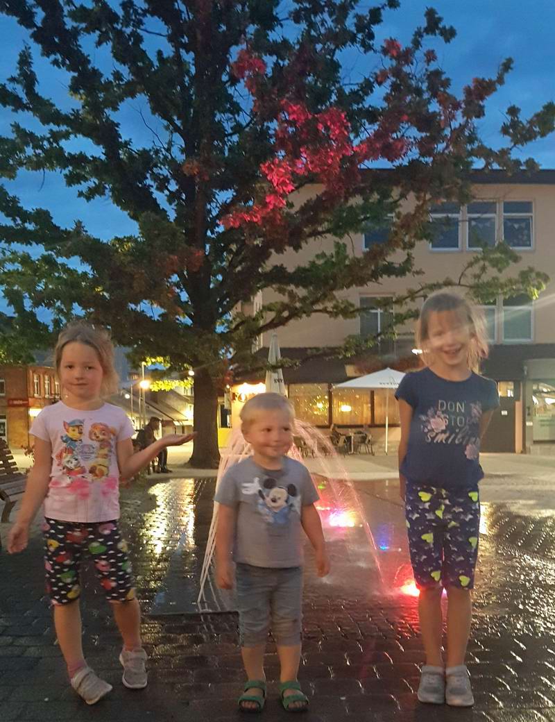 Илиана, Дамиан и Дариана у фонтана в Йонишкисе