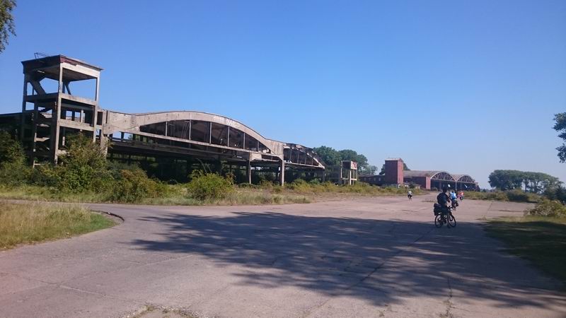 Приехали к ангарам