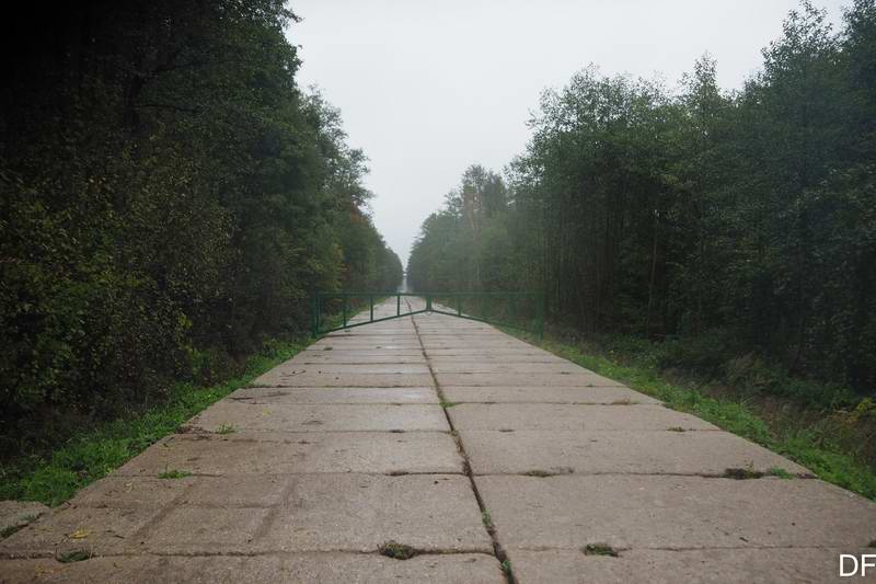 Внезапно бетонная дорога, которой нет на карте. Но она нам не по пути