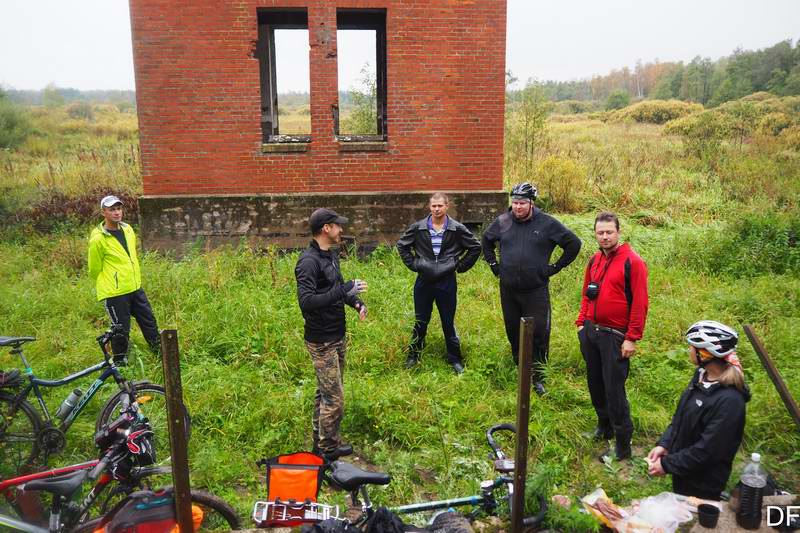 Остановились возле неё поесть бутербродов и выпить джуса