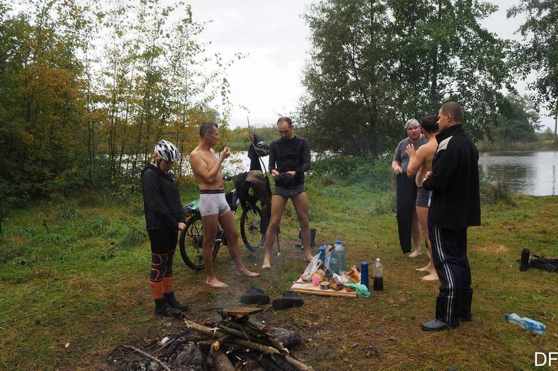 Приехали к месту привала на берегу р. Немонин