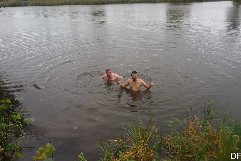 Фёдор Щербина и Сергей Мезенов купаются