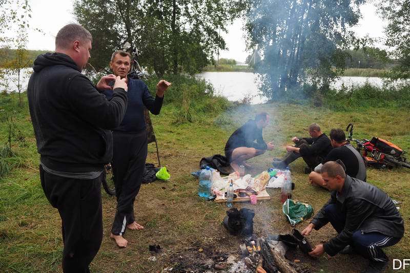 К нам приплыл на лодке Сергей Артёмыч