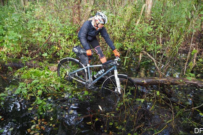 Ольга Соболева перебирается через канаву