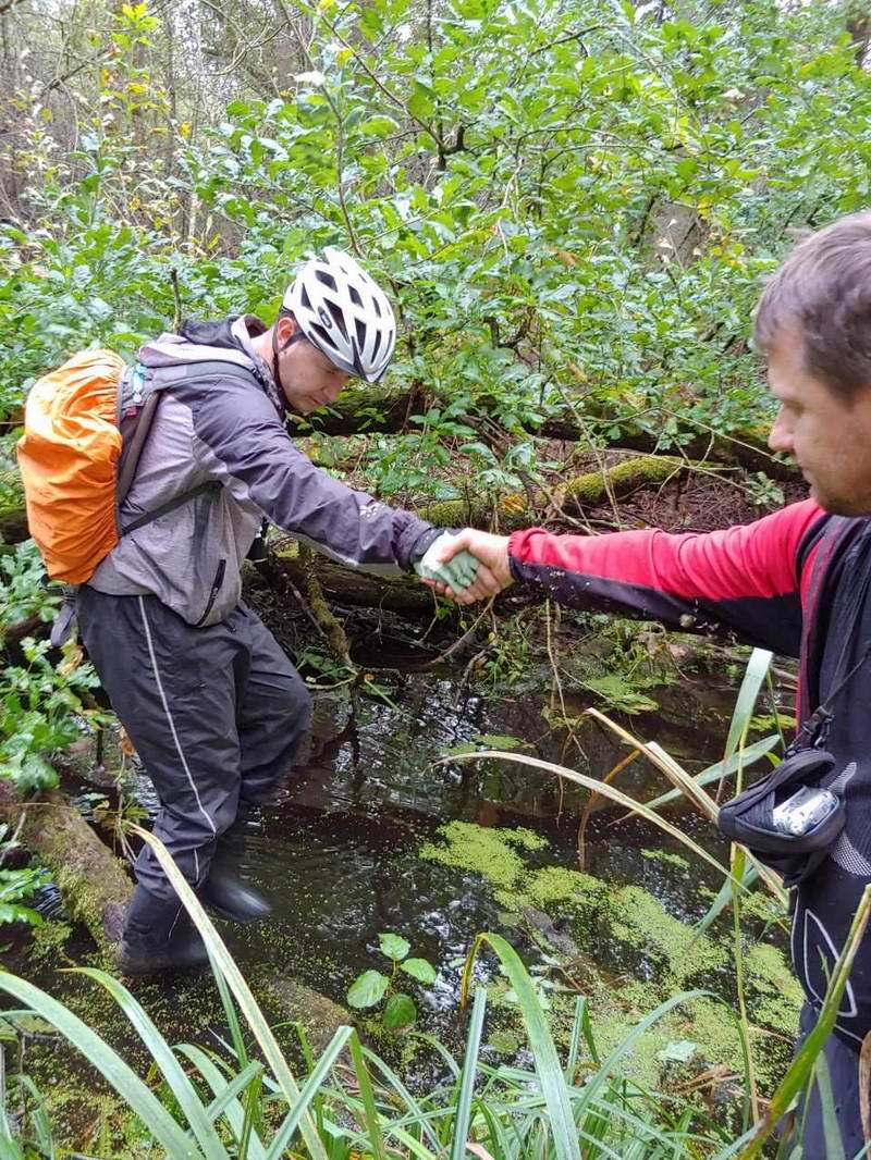 Сергей Мезенов помогает Фёдору Калинину перейти канаву