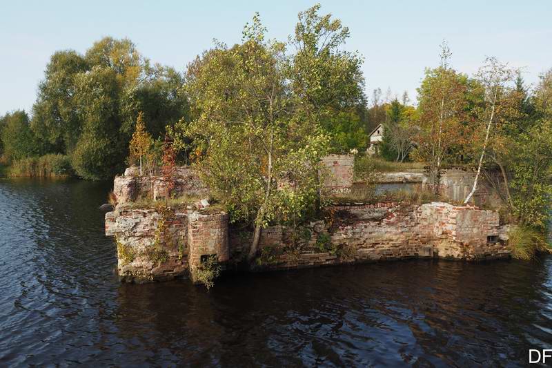На той стороне виден заброшенное здание рыбзавода