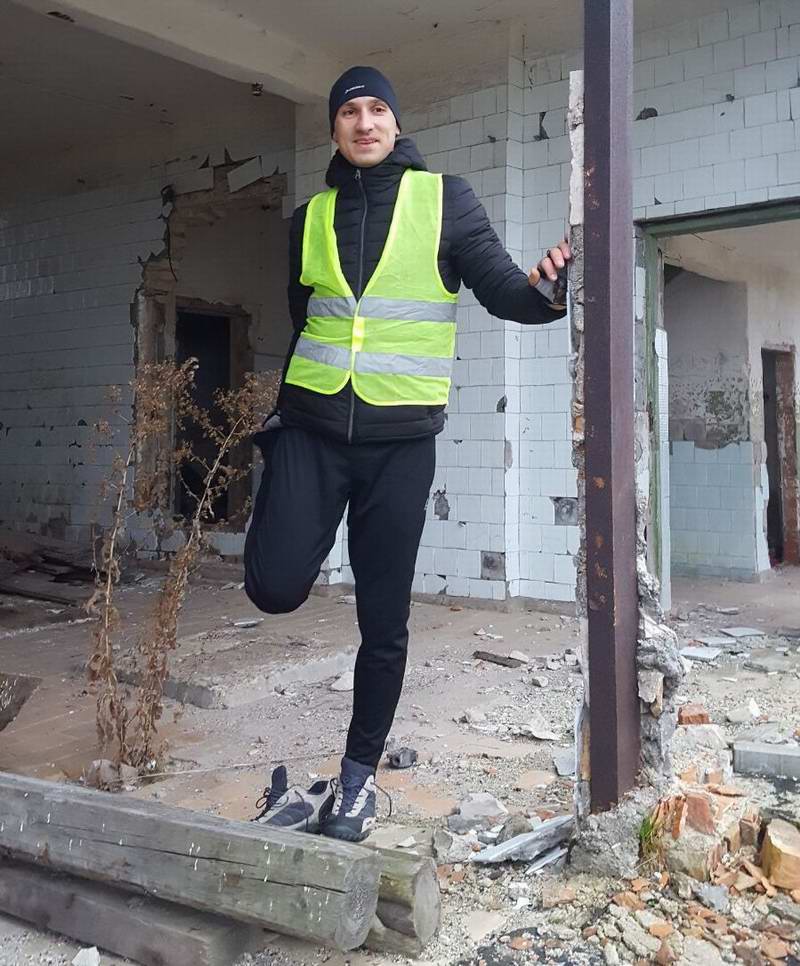 Илья Мошинский делает зарядку