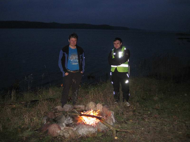 Сергей Мезенов и Александр Волков у костра