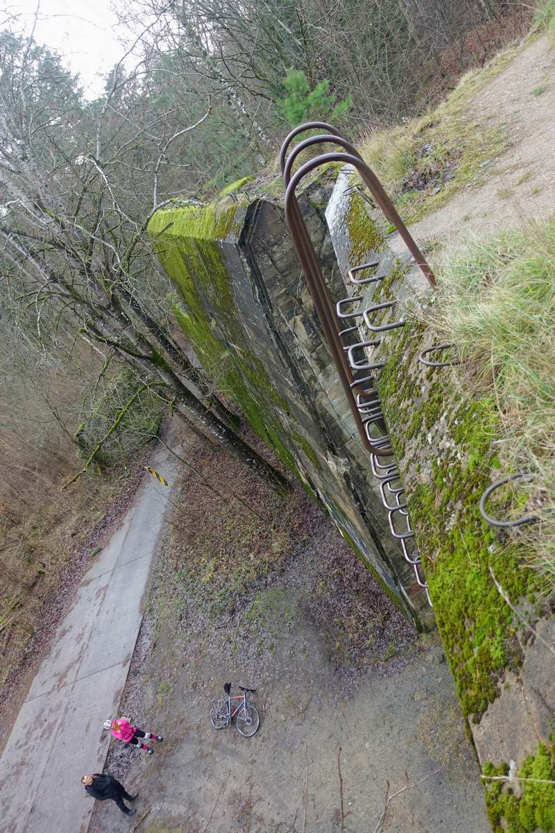 Стена уехала на 5 метров