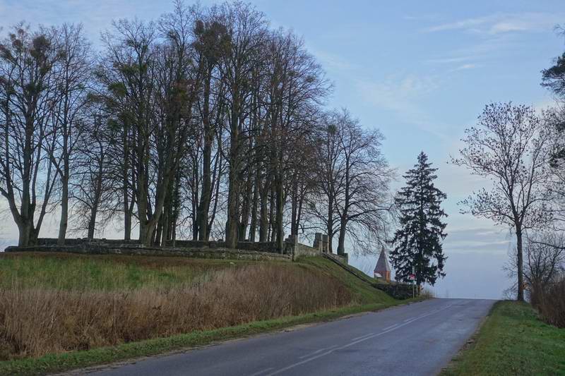 Немецко-русское военное кладбище времен Первой мировой войны на фоне церкови Святой Анджей Бобола