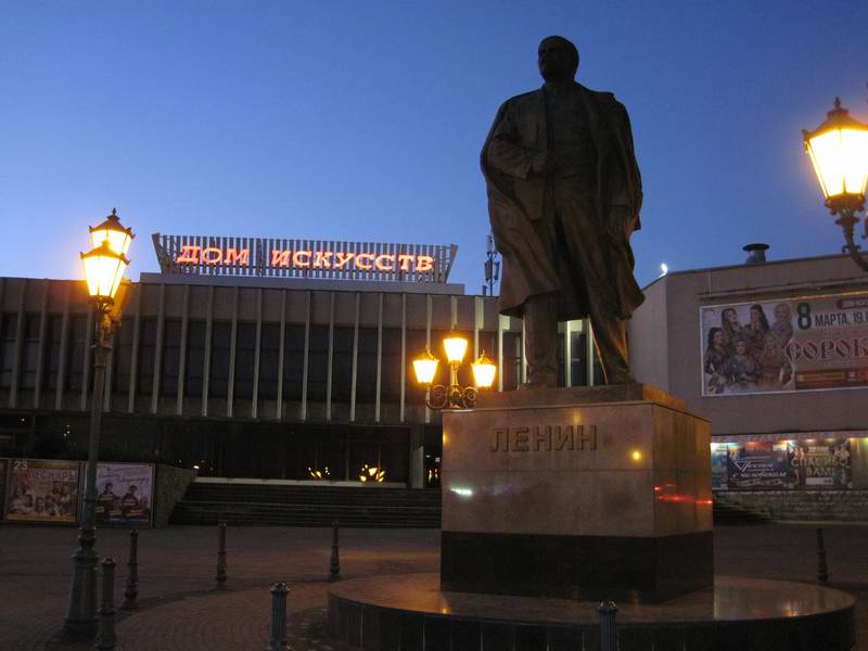 Ленин на фоне дома искусств