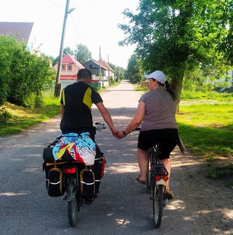 Едем по пос. Тимирязево. На фото Сергей и Андриана Мезеновы