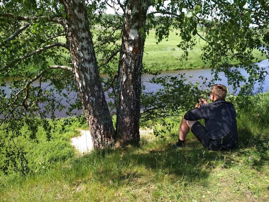 Алексей обедает с видом на реку